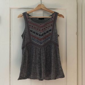 3/$15 🍁 Gray tank with boho details!